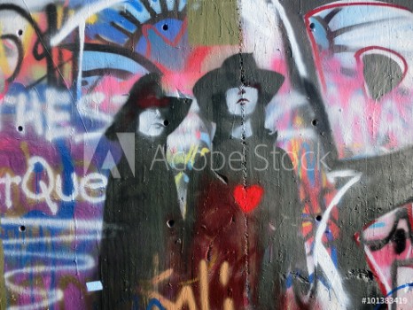 Bild på Two stencils in love on wall of graffiti - landscape photo